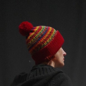 Warm beanie with red brim and pom pom. Beanie mit Bommel.