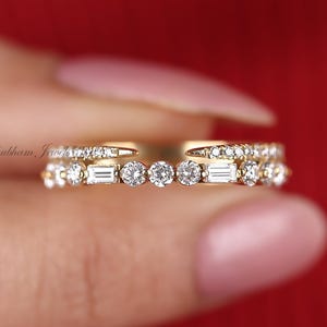 Könnte beinhalten: Ein goldener Ring mit zwei Reihen Diamanten. Der Ring ist hinten offen und hat ein zartes Design.