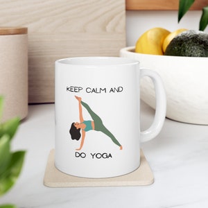 Yogamok. Blijf kalm en doe aan yoga. Keramische koffiemok 11oz