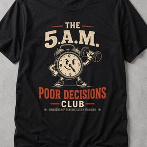 Camiseta del Club de las Malas Decisiones a las 5 AM, Camiseta Divertida para el Gimnasio, Camiseta Motivacional para Entrenar, Regalo de Humor Fitness, Camiseta Gráfica para Levantadores Madrugadores
