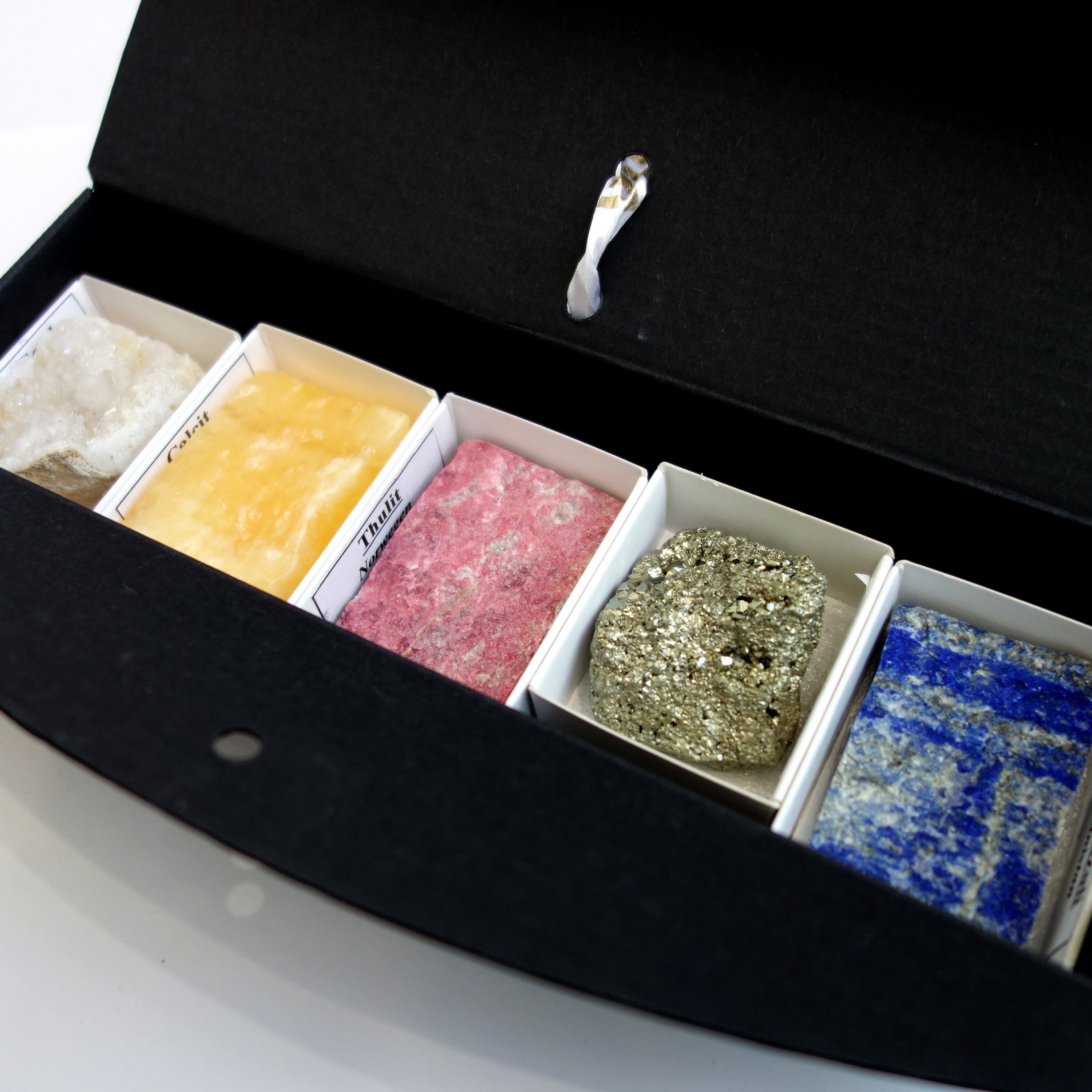 Set of stones in a box - 5 minerals - lapis lazuli, pyrite, calcite, thulite, quartz. 5 pcs Set Natural Rough Stone Collection Box