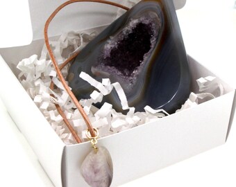 Agate and Amethyst Duo: Freeform Piece and Pendant Set, Agate and amethyst specimen 12 x 9 x 1.5 cm, agate, amethyst pendant 2,8 x 2 cm, Set