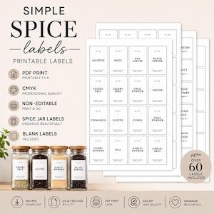 Op de afbeelding: Een set printbare kruidenetiketten met zwarte tekst op witte rechthoekige stickers. De etiketten bevatten namen zoals Allspice, Basil en Garlic Salt. Vier glazen potten met houten deksels worden getoond met de etiketten erop aangebracht.
