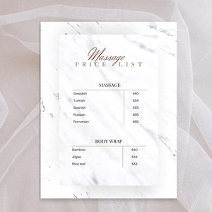 Könnte beinhalten: Eine Preisliste auf weißem Marmor für Massage- und Körperwickel-Dienstleistungen. Die Preise sind in Euro angegeben. Massageoptionen umfassen Schwedisch, Türkisch, Spanisch, Russisch und Rumänisch. Körperwickel-Optionen umfassen Bambus, Algen und Reisblatt.