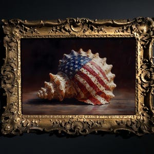 Könnte beinhalten: Gerahmtes Gemälde einer Muschel, bemalt mit der amerikanischen Flagge. Die Muschel ist weiß und braun mit roten und blauen Akzenten. Der verzierte Goldrahmen verleiht dem Kunstwerk eine elegante Note.