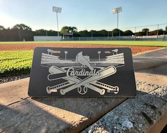 Plaque d'immatriculation gravée au laser Cardinals | Voiture en métal avec chauves-souris croisées | Plaque de base-ball pour les fans de Saint-Louis