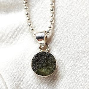 Amazing 100% Natural Moldavite Round Shape Pendant,925 Sterling Silver Handmade Pendant, Green Raw Moldavite Pendant for Gift,Moldavite Oval