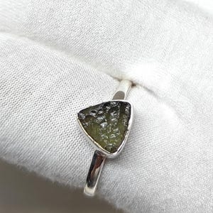 Prachtige ruwe ring in triljoenvorm van Moldaviet, 100% natuurlijke edelsteen uit Tsjechië, 925 sterlingzilver, handgemaakte sieraden, Moldaviet
