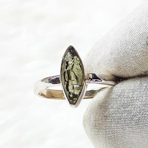 Prachtige ruwe ring in de vorm van een markies in Moldaviet, 100% natuurlijke edelsteen uit Tsjechië, 925 sterlingzilver, handgemaakte sieraden, Moldaviet
