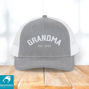 Grandma Trucker Hat Grandparent Gift Cap Vintage Style Hat Retro Baseball Cap Pregnancy Announcement Gift Mother's Day Gift for Grandma