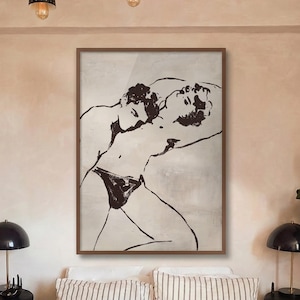 Peut inclure: Impression d'art abstrait représentant une esquisse à l'encre noire de deux figures dans une étreinte sensuelle. L'œuvre est encadrée dans un cadre en bois marron et est suspendue au-dessus d'un lit avec une literie à rayures. La palette de couleurs est neutre, avec des tons beige et noir.