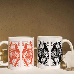 Caneca estilo baralho de cartas lésbicas - caneca de cerâmica sáfica de 11 onças, copo queer, presente Wlw, decoração lésbica, caneca sáfica, decoração de cozinha sáfica