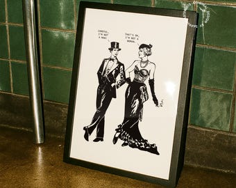 Puede incluir: Impresión enmarcada en blanco y negro con una ilustración vintage de dos figuras con vestimenta formal. El texto dice: "CAREFUL, I'M NOT A MAN!" y "THAT'S OK, I'M NOT A WOMAN." La impresión se muestra contra una pared de azulejos verdes.
