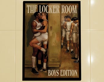 Beijo secreto gay no vestiário - Impressão artística retrô vintage de amor gay - Decoração queer para casa