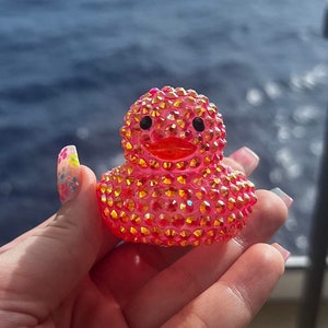 Patitos de goma con brillantes de imitación rojos: pato de paseo, pato de coche, pato de alegría, pato de la suerte del bingo