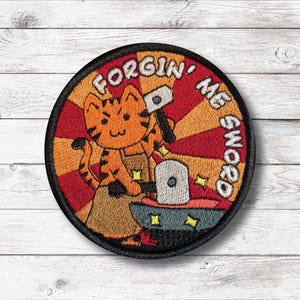 Op de afbeelding: Een rustiek houten bord met de tekst "Welcome to our home" in witte letters. Het bord heeft een verweerde afwerking en een eenvoudig, uitnodigend ontwerp.