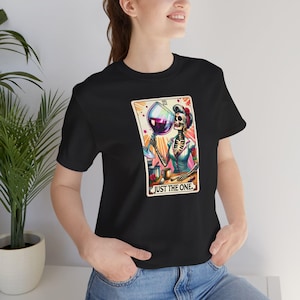 Mamma vino carta dei tarocchi T-shirt di Halloween, camicia da vino, WIno, camicia da bere, abbigliamento da donna, T-shirt divertenti per la mamma, squadra di bevitori USA