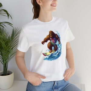 Bigfoot Surfing T Shirt Cool Surf Shirts Retro Vintage Surfing Tee Surfer Graphic Cryptid Surfboard For Men Women Kids 70s Ocean Wave Tshirt