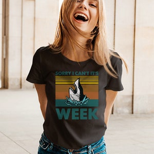 Haai shirt voor vrouwen grappige haai shirt haai week shirt haai giften voor vrouwen haai giften voor mannen haai tshirt haai week survival kit tee