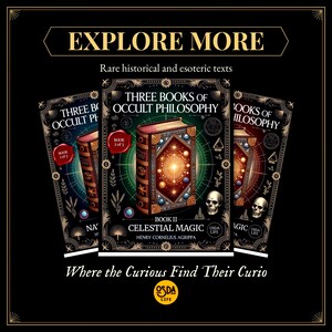 K&ouml;nnte beinhalten: Drei B&uuml;cher mit dem Titel Three Books of Occult Philosophy und dem Untertitel Celestial Magic von Henry Cornelius Agrippa. Die Einb&auml;nde zeigen komplexe goldene geometrische Muster, eine leuchtende Kugel und Totenk&ouml;pfe auf schwarzem Grund.
