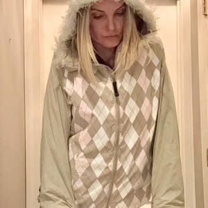 Y2K Roxy Snowboard Jacket – Beige Pink Argyle, Faux Fur Hood