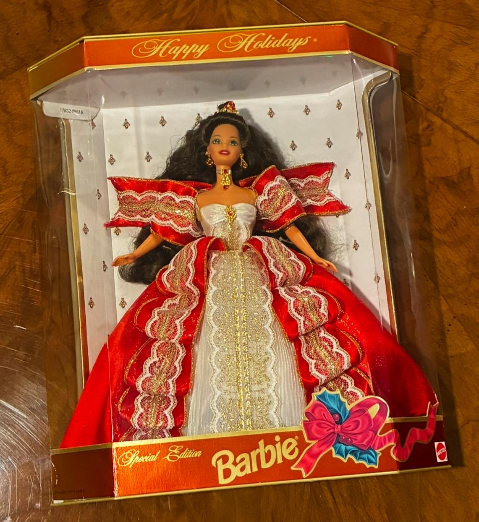 1997 Happy Holidays Barbie Doll, Rare Brunette Green-eyed Recall