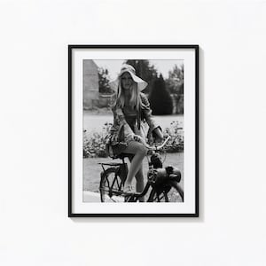 Brigitte Bardot-print, Brigitte Bardot Bicycle zwart-witte muurkunst, vintage print, fotografie-prints, museumkwaliteit fotokunstprint
