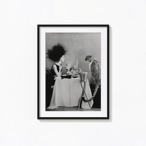 チーターと夕食をとるモデル、白黒の壁アート、ヴィンテージプリント、写真プリント、美術館品質の写真アートプリント