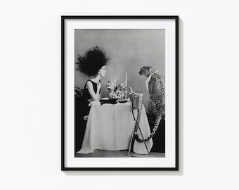Modell mit Gepard beim Abendessen Druck, schwarz und weiß Wandkunst, Vintage Druck, Fotografie Drucke, Foto Kunstdruck in Museumsqualität