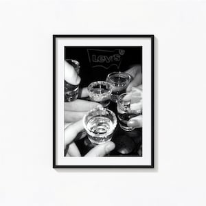 ウォッカショット乾杯プリント、アルコール白黒ウォールアート、ビンテージプリント、写真プリント、美術館品質の写真プリントバーカートアートプリント