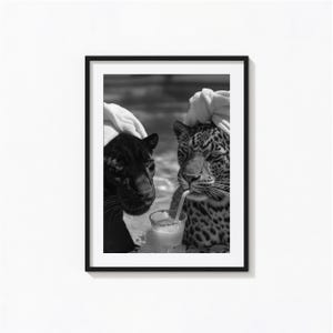 カクテルを飲むチーターとジャガーのプリント、バーカートアート、白黒ウォールアート、ビンテージプリント、写真プリント、美術館品質のプリント