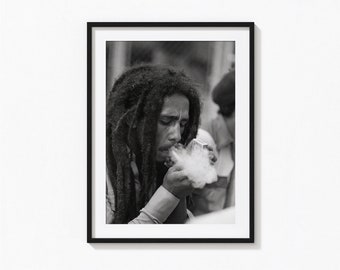 Bob Marley Cigarette Print, jamaikanischer Reggae-Sänger, schwarz-weiße Wandkunst, Vintage-Druck, Fotografie-Drucke, Fotodruck in Museumsqualität