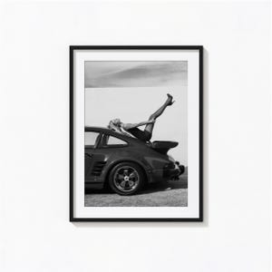 High Heels Frau auf Porsche 911 Druck, Schwarz-Weiß-Wandkunst, Porsche Poster Vintage-Druck, Fotografie Druck, Fotodruck in Museumsqualität