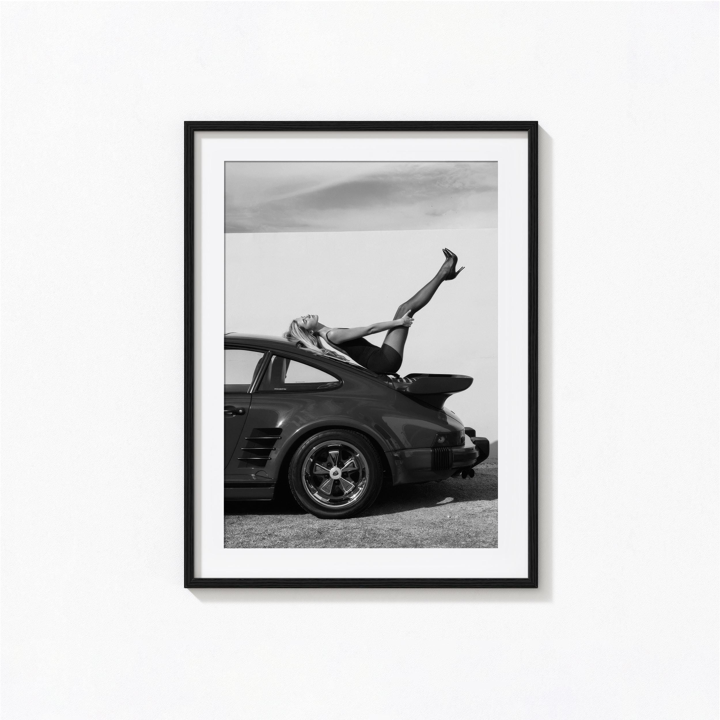 Femme talons hauts sur impression Porsche 911, art mural noir et blanc, impression vintage affiche Porsche, impression photographie, impression photo de qualité musée