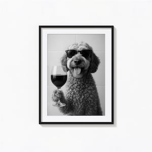 Puede incluir: Una foto en blanco y negro de un perro con gafas de sol y sosteniendo una copa de vino tinto.