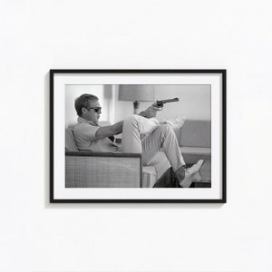 Steve McQueen apuntando a una impresión de revólver de pistola, Bullitt, arte de pared en blanco y negro, impresión vintage, impresiones fotográficas, impresión de calidad de museo