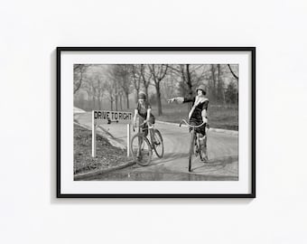 Vintage Bicycle Print, Kobiety na rowerach, Czarno-biała sztuka ścienna, Vintage Print, Wydruki fotograficzne, Wydruk fotograficzny w jakości muzealnej