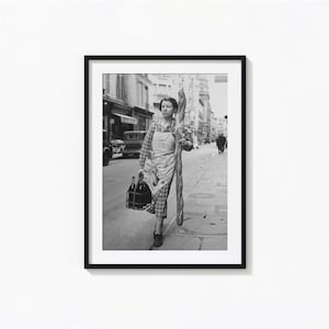 Stampa "Donna francese con baguette e vino", stampa murale in bianco e nero, stampa vintage, stampe fotografiche, stampa fotografica di qualità museale