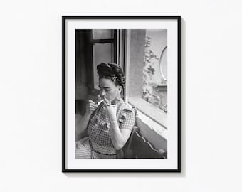 Poster di Frida Kahlo che fuma, artista messicana, arte murale in bianco e nero, stampa vintage, stampe fotografiche, stampa fotografica di qualità museale