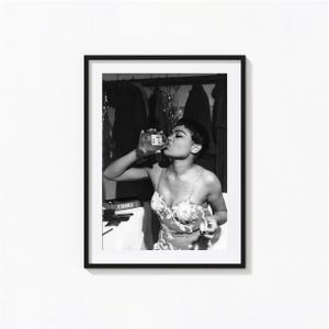 アーサ・キットのハチミツを飲むプリント、バーカートアートの白黒ウォールアート、ビンテージプリント、写真プリント、美術館品質の写真アートプリント、