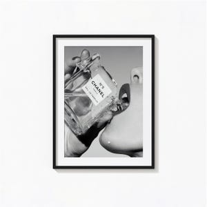 香水を飲む女性のプリント、ファッションの白黒ウォールアート、ビンテージプリント、写真プリント、美術館品質の写真アートプリント