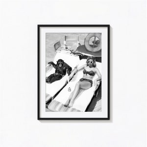 Schimpanse und Frau Druck, lustige Schwarz-Weiß-Wandkunst, Vintage-Druck, Fotografie Druck, Foto Kunstdruck in Museumsqualität