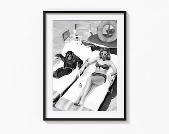 Stampa di uno scimpanzé e una donna che prendono il sole, divertente opera d'arte murale in bianco e nero, stampa vintage, stampe fotografiche, stampa fotografica di qualità museale