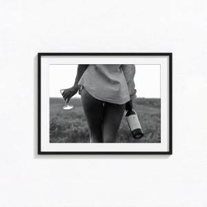 ワインを飲む女性のプリント、バーカートアート、フェミニストの白黒ウォールアート、ビンテージプリント、写真プリント、美術館品質の写真プリント