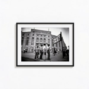 Impresión de niños mirando al Yankee Stadium, arte de pared en blanco y negro de béisbol, impresión vintage, impresiones fotográficas, impresión fotográfica de calidad de museo