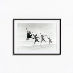 Impresión vintage de bailarina de playa, bailarinas saltando arte de pared en blanco y negro, impresión vintage, impresiones fotográficas, impresión de arte fotográfico de calidad de museo