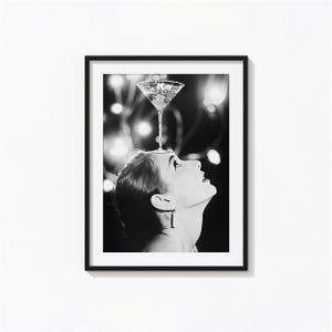 Kobieta balansująca koktajlem na głowie, sztuka wózka barowego czarno-biała sztuka ścienna, wydruk w stylu vintage, wydruki fotograficzne, wydruk artystyczny w jakości muzealnej