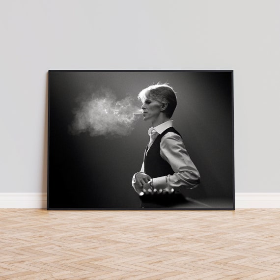 vintage david bowie smoking a cigarette 136 Stock Photos, High-Res Pictures, and Images David Bowie smoking during an
