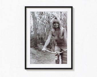 Impresión Brigitte Bardot, Brigitte Bardot bicicleta arte de pared en blanco y negro, impresión vintage, impresiones fotográficas, impresión de arte fotográfico de calidad de museo