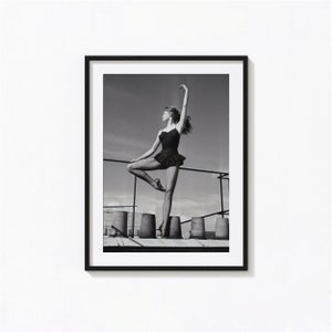 Print Brigitte Bardot dansen op de daken van Parijs, zwart-witte muurkunst, vintage print, fotografie-prints, fotoprints van museumkwaliteit, fotoprint van museumkwaliteit